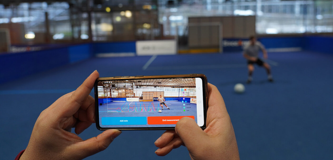 football player's foot pressure monitoring - loadsol - dynamic load on foot